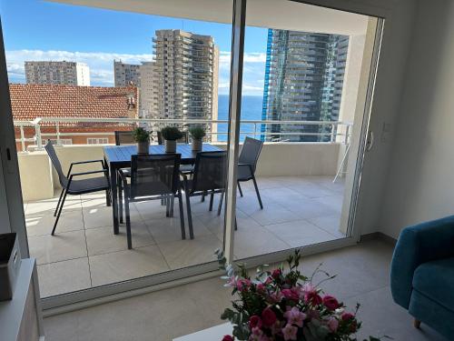 une salle à manger avec une table et des chaises sur un balcon dans l'établissement Victoria Palace- l'appartement avec vue mer et à proximité de Monaco, à Beausoleil