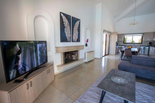 Télévision ou salle de divertissement dans l'établissement Hills View Villa
