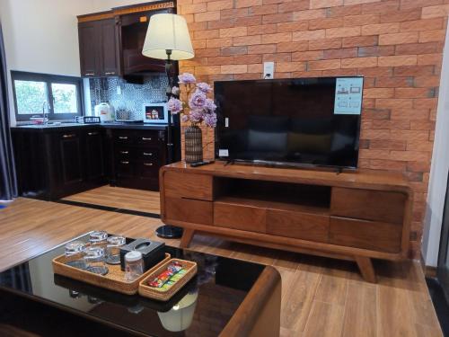 a living room with a large flat screen tv at IRIS HILL VILLA in Thôn Dương Xuân Hạ