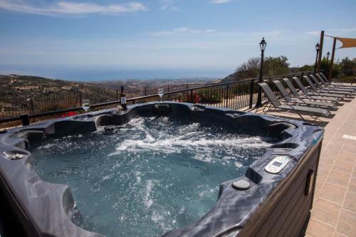 Piscine de l'établissement Hills View Villa ou située à proximité
