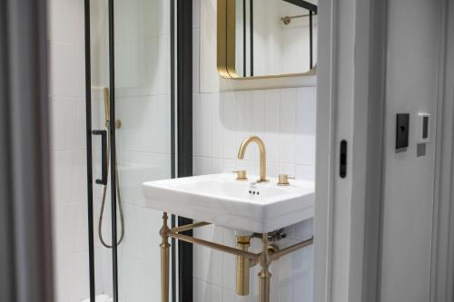 a bathroom with a sink and a shower at Trendy London Home GS1 in London