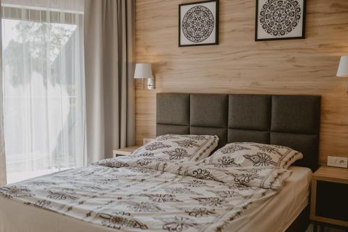 sypialnia z łóżkiem i oknem w obiekcie Malinova 36 w Wiśle