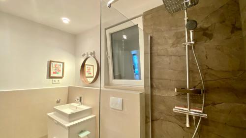 ザヴァラにあるNautilus-Bay Suites - Zweizimmer-Suite 411のシャワー、トイレ、洗面台を備えたバスルーム