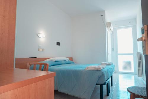 sypialnia z łóżkiem i stołem oraz kuchnia w obiekcie Albergo ristorante Elena w mieście Lido delle Nazioni
