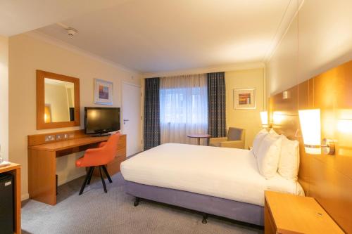 a hotel room with a bed and a desk at Holiday Inn London - Regent's Park by IHG in London