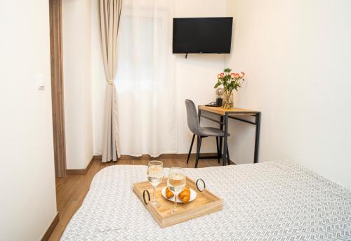 een hotelkamer met een fruitschaal op een bed bij Downhill Apartment on the Groundfloor in Kaunas