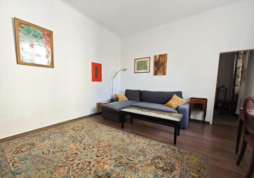 uma sala de estar com um sofá e um tapete em Charmantes Haus mit Terrasse und großem Garten em Langenzersdorf