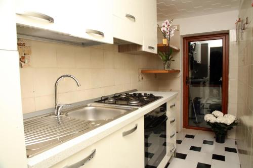 A cozinha ou cozinha compacta de De Amicis Apartment