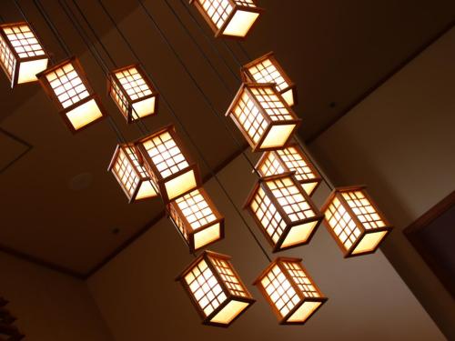 Ein Haufen Lichter hängt an der Decke in der Unterkunft Ryokan Karasawa in Kanazawa