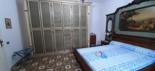 a bedroom with a bed and a large window at Sa Prenda E Oro in Ulà Tirso