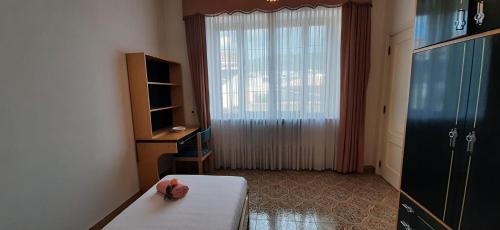 a small room with a bed and a window at Sa Prenda E Oro in Ulà Tirso