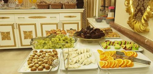 uma mesa com muitos tipos diferentes de alimentos sobre ele em Golden Marmara Hotel em Istambul