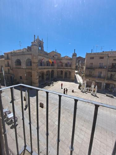 - une vue sur un bâtiment avec des personnes dans une cour dans l'établissement VuT. El Balcón de la Plaza - B., à Ciudad-Rodrigo