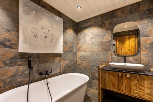 a bathroom with a bath tub and a sink at Ruggine - Forêt, luxe et montagne in Bolquere Pyrenees 2000