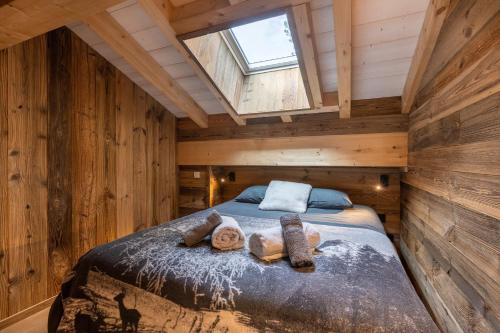 a bedroom with a bed in a log cabin at Ruggine - Forêt, luxe et montagne in Bolquere Pyrenees 2000