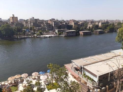 開羅的住宿－Zamalek Two-Bedroom Apartement Nile View，城市旁的河流景色