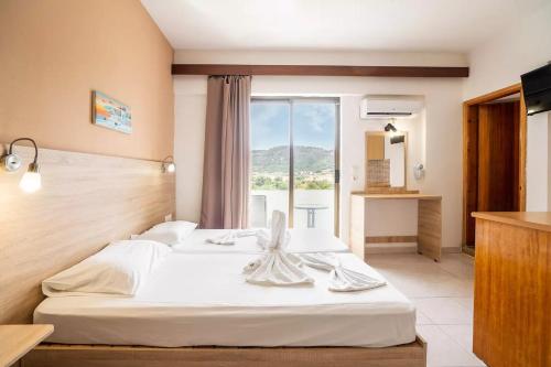 Postel nebo postele na pokoji v ubytování Sotirakis Hotel