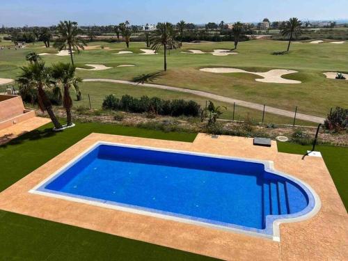 mit Blick auf den Pool und den Golfplatz in der Unterkunft Lujoso ático sobre el golf en los Alcázares in Los Alcázares