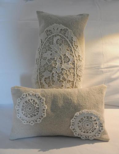 two pillows sitting on top of a bed at B&B Casa Soresina in Offagna