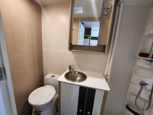 een kleine badkamer met een toilet en een wastafel bij autocaravana para 6 plazas posibilidad de moverse o dormir in Montcada i Reixac