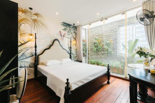 um quarto com uma cama e uma janela em Sun Clover Boutique Hotel em Hanói