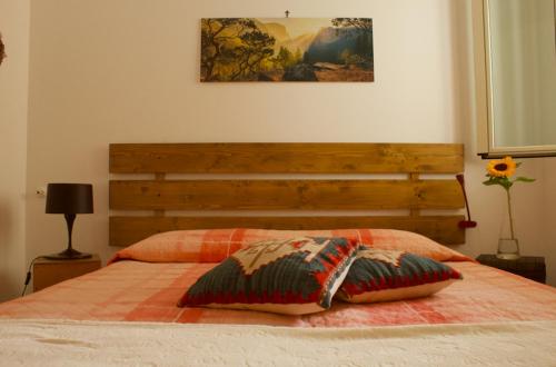 sypialnia z łóżkiem z 2 poduszkami w obiekcie Casa Arcobaleno w mieście Marsala