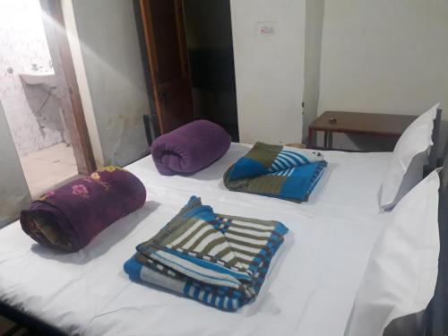 En eller flere senge i et værelse på Gonbo Guest House