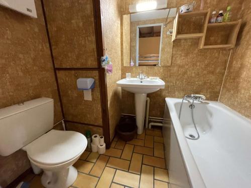 une salle de bain avec toilettes, lavabo et baignoire dans l'établissement Studio mezzanine avec jardinet et piscine à Saint-Jean-de-Monts, 4 couchages - FR-1-224C-71, à Saint-Jean-de-Monts
