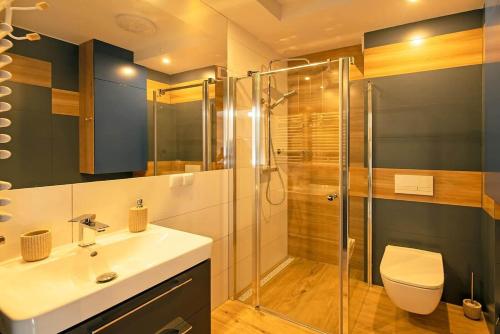 Koupelna v ubytování Beskid Apartment z widokiem na góry sauna, jacuzzi