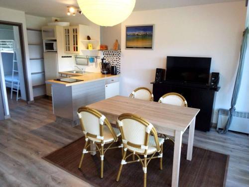 une cuisine et une salle à manger avec une table et des chaises dans l'établissement Appartement 2 pièces avec loggia - 300m de la plage de Carnac - FR-1-477-91, à Carnac