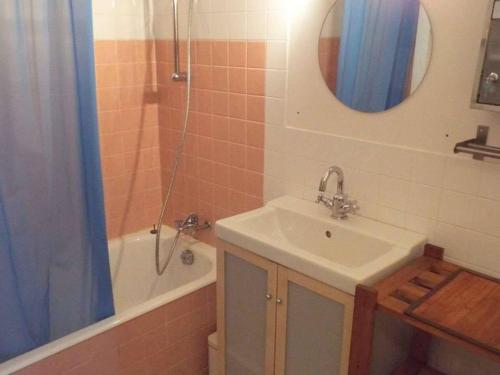 une salle de bain avec un lavabo, une douche et un miroir dans l'établissement Appartement 2 pièces avec loggia - 300m de la plage de Carnac - FR-1-477-91, à Carnac