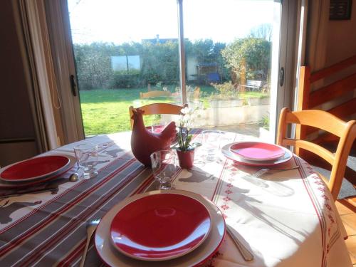 Photo de la galerie de l'établissement Grande Maison 3* avec Jardin Clos, à 5 min de la Mer - Proche Quimper et Fouesnant - FR-1-481-99, à Pleuven