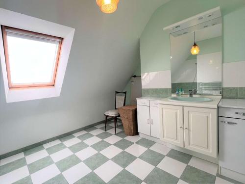a bathroom with a sink and a mirror at Maison familiale à Fouesnant avec jardin clos, proche plages et centre-ville - FR-1-481-103 in Fouesnant