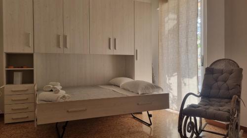 un letto in una stanza con sedia di La Casa di Rosellina a Napoli