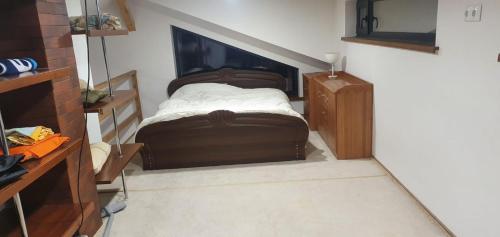 - une petite chambre avec un lit et un mobilier en bois dans l'établissement Brīvdienu namiņš, à Saulkrasti