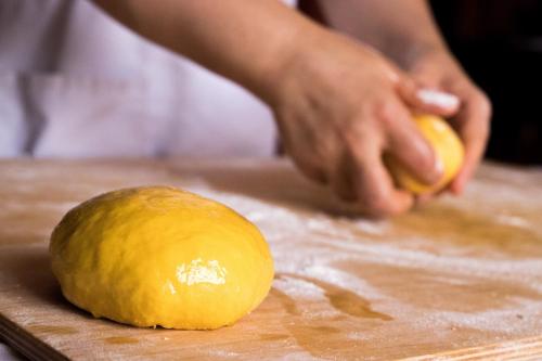 a person holding a lemon on a cutting board at Casa Di Mi in Serrungarina