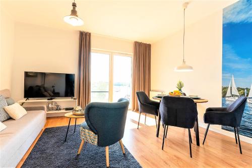 Perfect View Apartment في ايوافا: غرفة معيشة مع أريكة وطاولة وكراسي