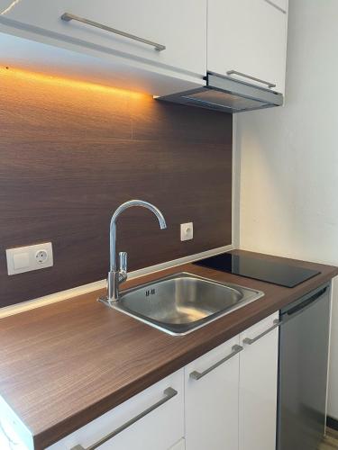 eine Küche mit Spüle und hölzerner Arbeitsplatte in der Unterkunft Modern Tiny House in Volos in Volos