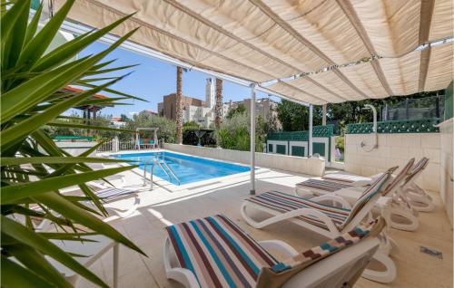 スプリトにあるAwesome Home In Split With Saunaのパティオ(ラウンジチェア、スイミングプール付)