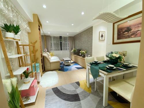 een woonkamer met een tafel en een bank bij Happy valley apartment 1000sp香港跑馬地最中心地帶3房一套+工人房奢華装修公寓， in Hong Kong