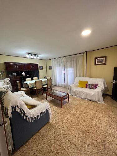 Posteľ alebo postele v izbe v ubytovaní Costa Daurada Apartaments - APARTAMENTO ARAGON