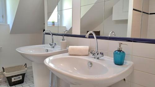 een witte badkamer met een wastafel en een spiegel bij Le Norvégien Rouen centre by MyFrenchPAT in Rouen