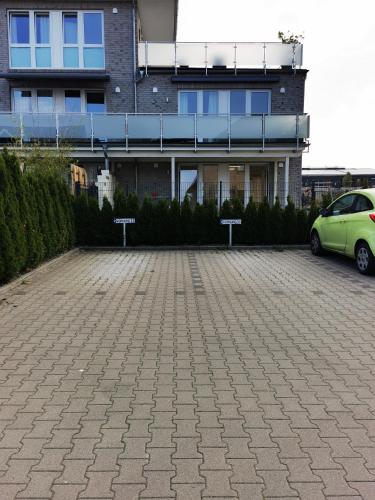 a car parked in a parking lot in front of a building at Wohnung 13 in Wildeshausen