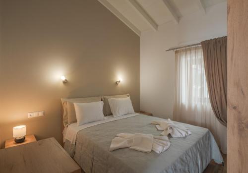 ein Schlafzimmer mit einem Bett mit zwei Handtüchern darauf in der Unterkunft Angela's House in Alonnisos Altstadt