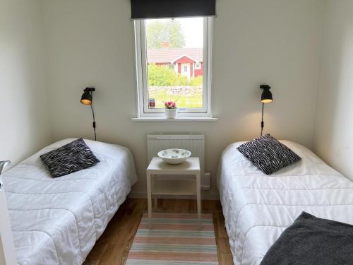 מיטה או מיטות בחדר ב-Renovated and cozy cottage by Farjestaden, Oland