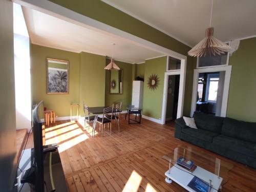 un salon avec un canapé et une table dans l'établissement L'ancrage, à Wimereux