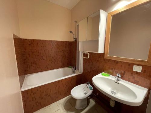 une salle de bain avec un lavabo, des toilettes et une baignoire dans l'établissement Appart. 2 pièces à 100m de la plage, 4 couchages, Parking, Lave-vaisselle, Animaux admis - FR-1-224C-133, à Saint-Jean-de-Monts