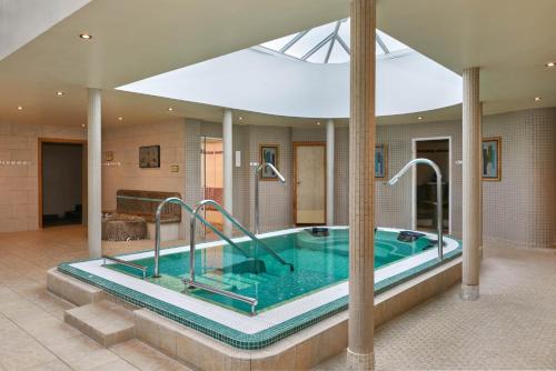 Bazén v ubytování Ufford Park Resort nebo v jeho okolí