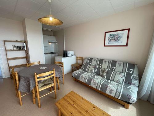 - une chambre avec un lit, une table, une table et des chaises dans l'établissement Appart. 2 pièces à 100m de la plage, 4 couchages, Parking, Lave-vaisselle, Animaux admis - FR-1-224C-133, à Saint-Jean-de-Monts