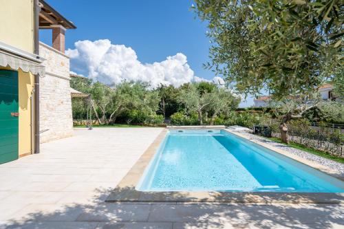 Πισίνα στο ή κοντά στο Charming Orange Apartment with Private Pool and Garden Oasis